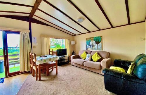 Checkley Cabin | Inviting Oceanfront Retreat at The Raddle Inn Log Cabins
