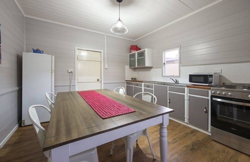 Stanthorpe Cottage | Cozy Radford Couples Cottage in Heart of Stanthorpe