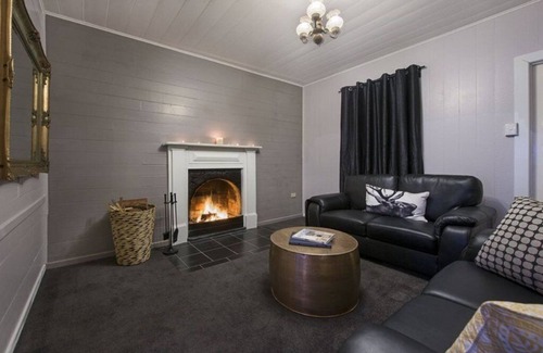 Stanthorpe Cottage | Cozy Radford Couples Cottage in Heart of Stanthorpe