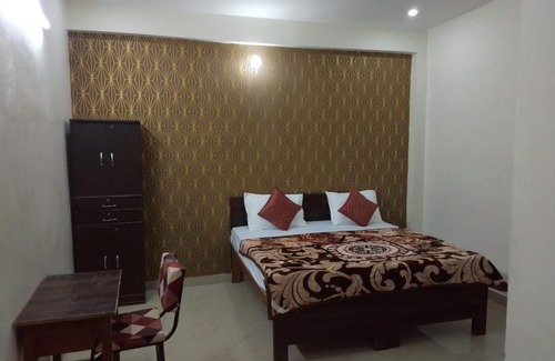 Phulpur Hotel | Experience Comfort at The Raghav – Pet Friendly & Breakfast!