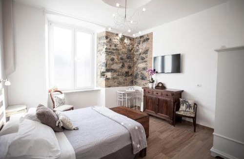 La Spezia Bed & Breakfast | Discover The Railway 74: Pet-Friendly with Hot Tub & Breakfast