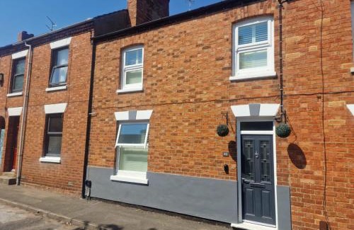 Milton Keynes Apartment | Discover The Railway Inn: Pet-Friendly Getaway with Hot Tub