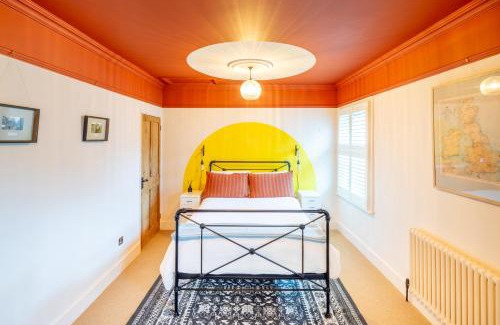 Milton Keynes Apartment | Discover The Railway Inn: Pet-Friendly Getaway with Hot Tub