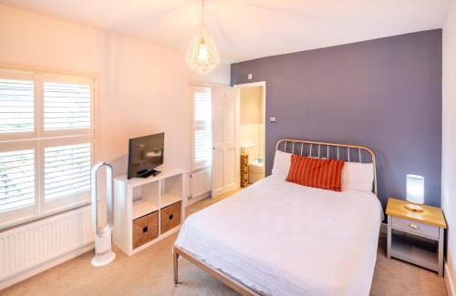 Milton Keynes Apartment | Discover The Railway Inn: Pet-Friendly Getaway with Hot Tub