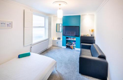 Milton Keynes Apartment | Discover The Railway Inn: Pet-Friendly Getaway with Hot Tub