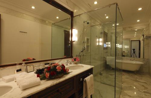 Amer Fort Road Hotel | Experience The Raj Palace: 5-Star Oceanfront Retreat