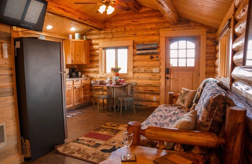 Salmon Cabin | Cozy Ranch House Cabin at J&J Cabins - Pet Friendly Retreat
