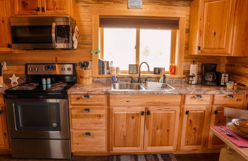 Salmon Cabin | Cozy Ranch House Cabin at J&J Cabins - Pet Friendly Retreat
