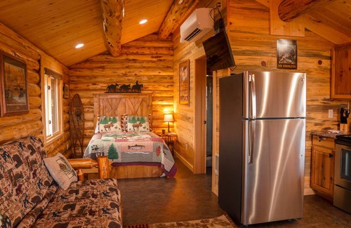 Salmon Cabin | Cozy Ranch House Cabin at J&J Cabins - Pet Friendly Retreat