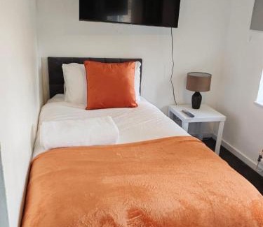 Central Milton Keynes Apartment | The Randolph Central Milton Keynes 3BR Apartment Free Parking Short and Long Stays available