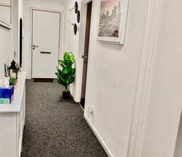 Central Milton Keynes Apartment | The Randolph Central Milton Keynes 3BR Apartment Free Parking Short and Long Stays available