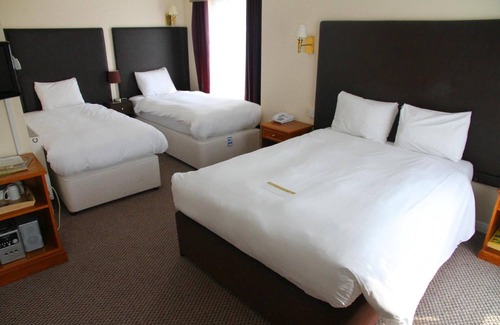 Hook Hotel | Welcoming Stay at The Raven Hotel with Cozy Amenities
