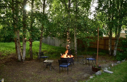 Abbott Loop Apartment | Top-Rated The Raven Lodge: Pet-Friendly Retreat in Abbott Loop