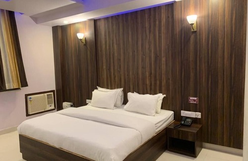 Bhiwadi Apartment | Relax at The Ravindram: Family-Friendly with Spa & Dining