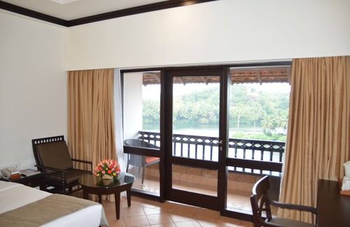 Azhinjilam Resort | Experience The Raviz Kadavu: 4-Star Relaxation Awaits