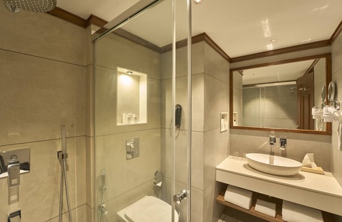 Azhinjilam Resort | Experience The Raviz Kadavu: 4-Star Relaxation Awaits