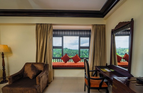 Azhinjilam Resort | Experience The Raviz Kadavu: 4-Star Relaxation Awaits