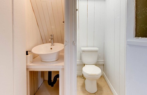 Saint Ferreol les Neiges Bed & Breakfast | Comfortable Escape at The Red Roof in the Village