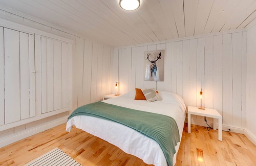 Saint Ferreol les Neiges Bed & Breakfast | Comfortable Escape at The Red Roof in the Village