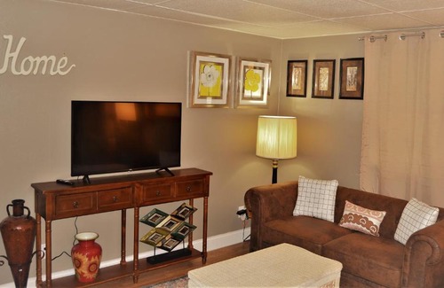 Grand Forks Apartment | Family-Friendly Escape at The Red 6 Hotel Awaits You