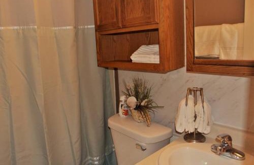 Grand Forks Apartment | Family-Friendly Escape at The Red 6 Hotel Awaits You