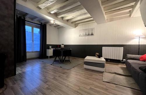 Fontainebleau Apartment | Discover The Red and Black Retreat - Family-Friendly Escape