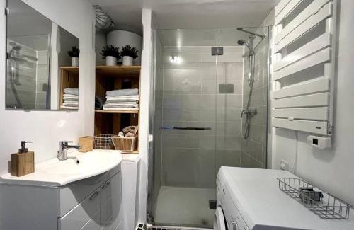 Fontainebleau Apartment | Discover The Red and Black Retreat - Family-Friendly Escape