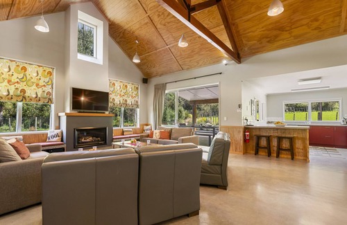 Lake Okareka House | Guest Rated 10/10: The Red Barn - Lake Okareka Getaway