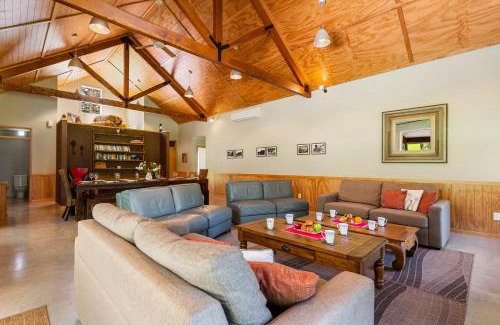 Lake Okareka House | Comfortable Retreat at The Red Barn - Lake Okareka Home