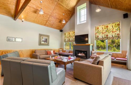 Lake Okareka House | Comfortable Retreat at The Red Barn - Lake Okareka Home