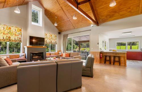 Lake Okareka House | Comfortable Retreat at The Red Barn - Lake Okareka Home