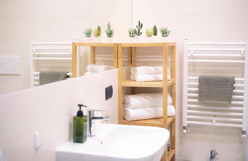 Tricolore Apartment | Family-Friendly Retreat at The Red Bricks Home - Rated 8.9