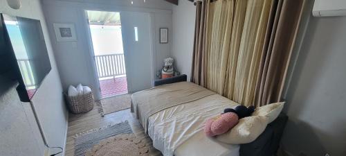 Pedernales House | Cozy Red Door Beach House with Oceanfront Views in Buye