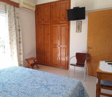 Dassia House | Pet-Friendly Getaway at The Red Dragon with Ocean Views
