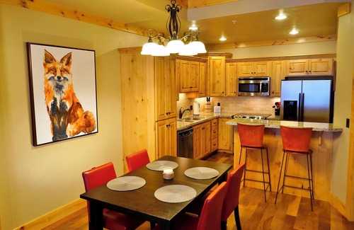 Victor Condo | The Red Fox Den – 3 Bedroom 2 Bath Corner Unit Condo Close to the National Parks