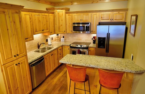 Victor Condo | The Red Fox Den – 3 Bedroom 2 Bath Corner Unit Condo Close to the National Parks