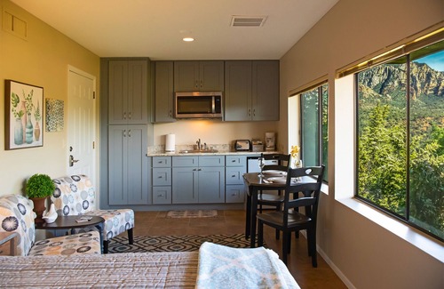 Uptown Sedona Apartment | Relax at The Red Hawk Studio Villa with Family-Friendly Amenities