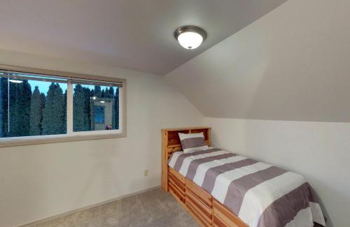 Manson House | Inviting Red Lake House with Beach Access & Ocean Views