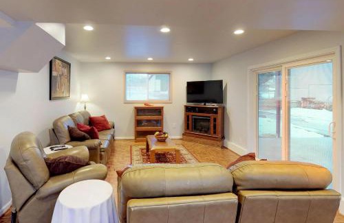 Manson House | Inviting Red Lake House with Beach Access & Ocean Views