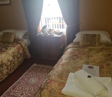 Llangadog Hotel | Welcoming The Red Lion: Family-Friendly with Breakfast Included