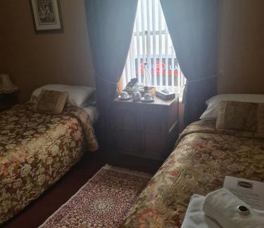 Llangadog Hotel | Welcoming The Red Lion: Family-Friendly with Breakfast Included