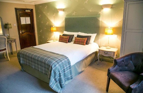 Bury Hotel | Pet-Friendly Getaway at The Red Lion Hawkshaw - Rated 9/10