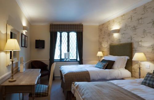 Bury Hotel | Pet-Friendly Getaway at The Red Lion Hawkshaw - Rated 9/10