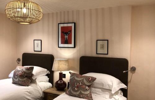 Long Compton Hotel | Discover The Red Lion Inn: 4-Star Stay with Pet-Friendly Amenities