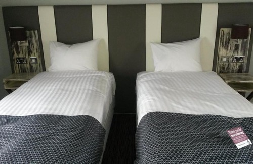 Doncaster Hotel | Inviting Stay at The Red Lion Wetherspoon with Breakfast