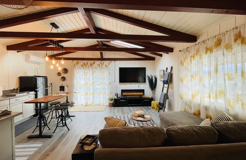 Wofford Heights Cabin | Romantic Retreat at The Red Onion: Pet-Friendly Paradise
