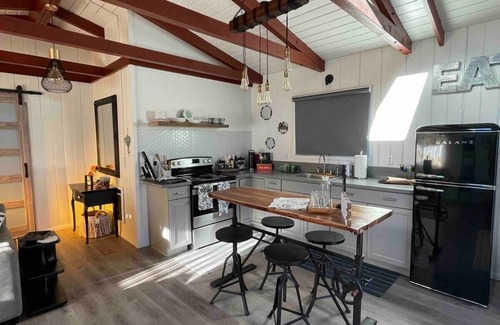 Wofford Heights Cabin | Romantic Retreat at The Red Onion: Pet-Friendly Paradise