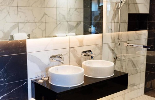Giffnock Hotel | Experience The Redhurst Hotel: Family-Friendly Amenities Await
