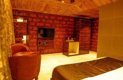 Wai Hotel | Relax at The Redstone Resort with Pool & Breakfast Included
