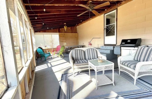 Sunrise Beach House | Unforgettable "Reel Diehl" Cottage with Lake Views & Firepit